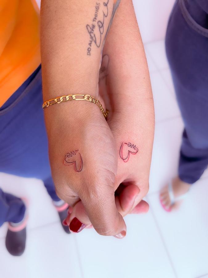 A tatuagem de casal nas mãos dadas
